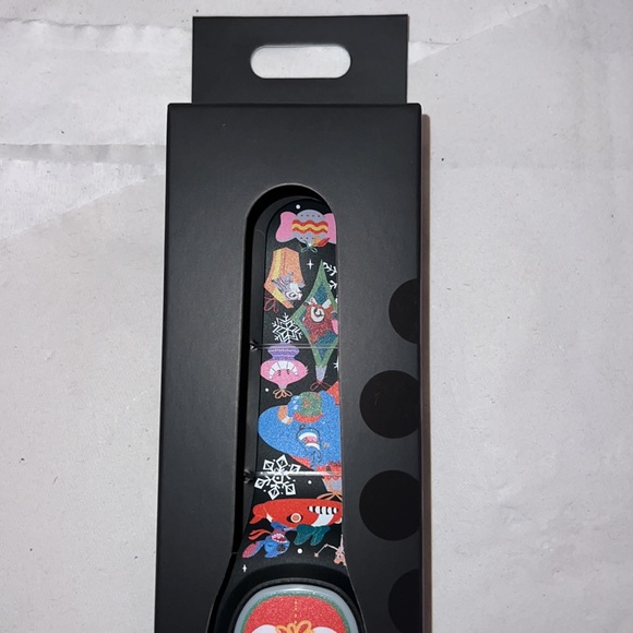 New!! 2023 Disney Holiday Classic Mickey and Friends MagicBand+ - Picture 5 of 11
